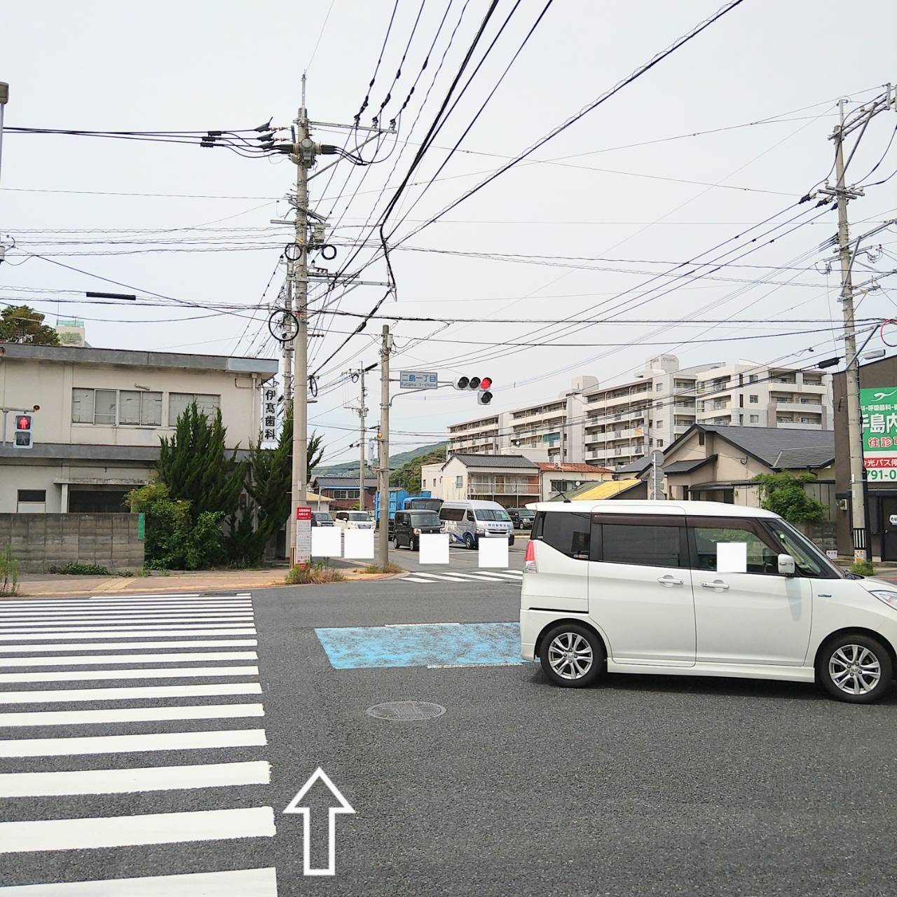 「二島一丁目」交差点を直進している写真