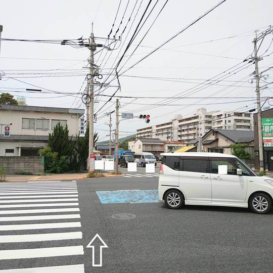 「二島一丁目」交差点を直進している写真